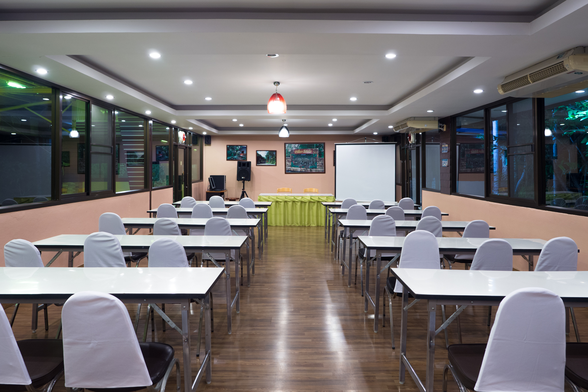 อาคารธุรกิจ ชาลีณารีสอร์ท